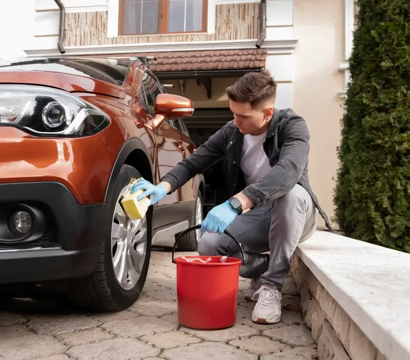 Lavage auto à domicile Aulnay-sur-Iton : professionnel intervenant sur un véhicule